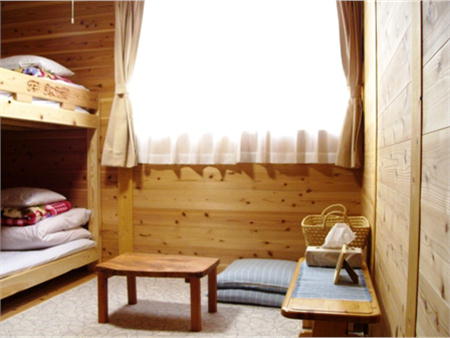 手作りの２段ベッドのあるお部屋
